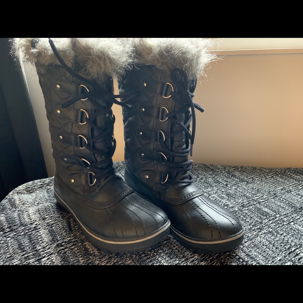 Sorel winter boot with vegan fur trim size 10